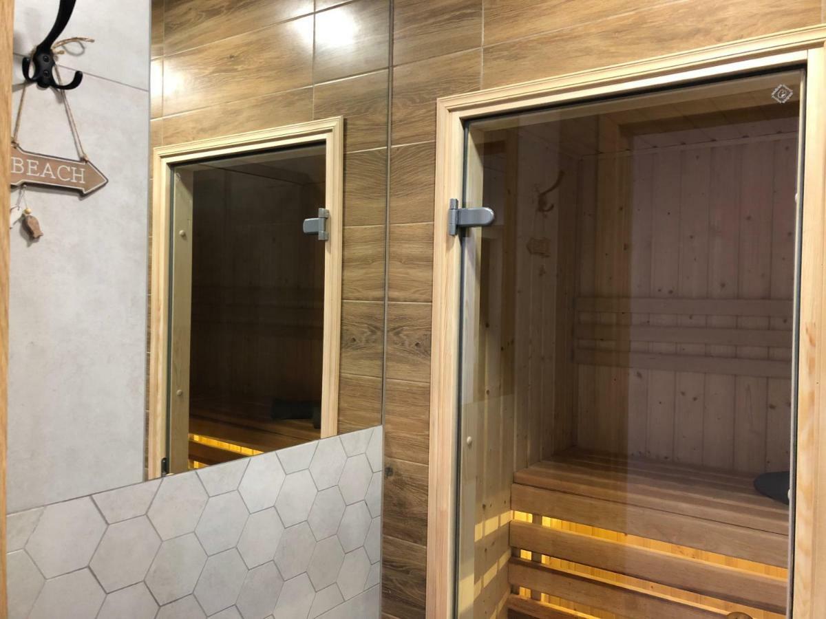Family & Business Sauna Apartments Rynek Centrum Downtown - 2 Bedroom With Private Sauna, Balcony, Parking キェルツェ エクステリア 写真