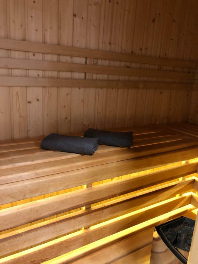 Family & Business Sauna Apartments Rynek Centrum Downtown - 2 Bedroom With Private Sauna, Balcony, Parking キェルツェ エクステリア 写真