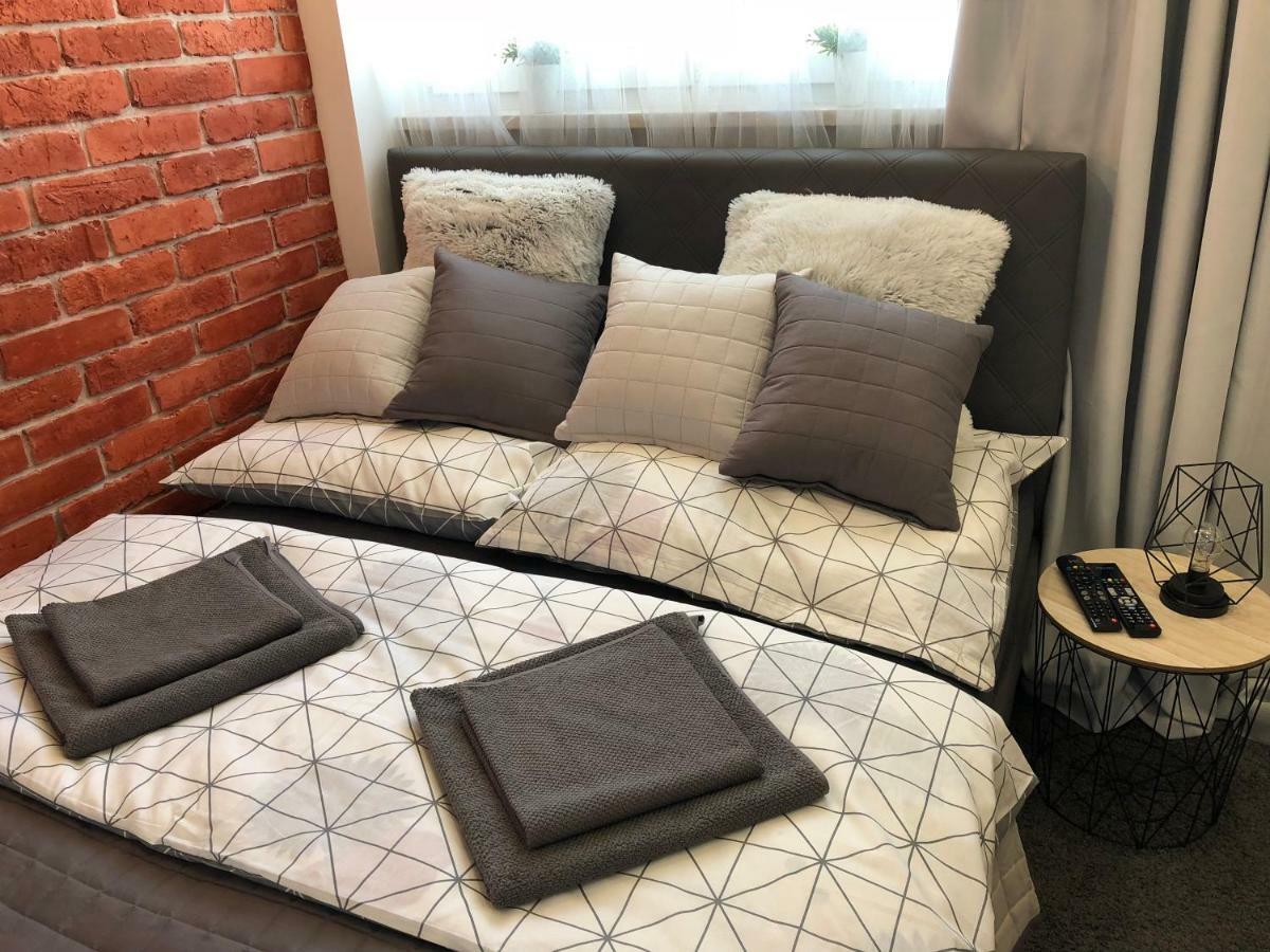 Family & Business Sauna Apartments Rynek Centrum Downtown - 2 Bedroom With Private Sauna, Balcony, Parking キェルツェ エクステリア 写真