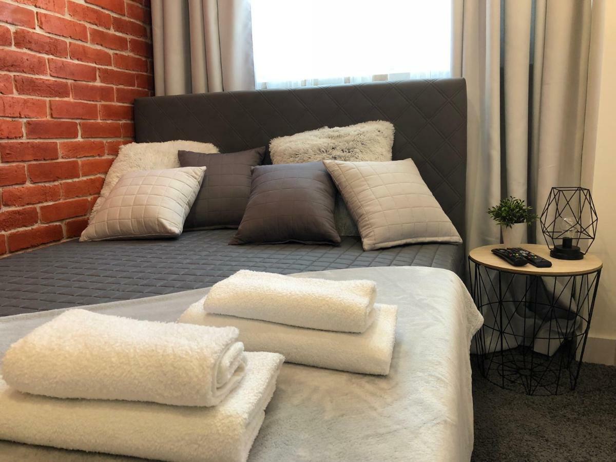 Family & Business Sauna Apartments Rynek Centrum Downtown - 2 Bedroom With Private Sauna, Balcony, Parking キェルツェ エクステリア 写真
