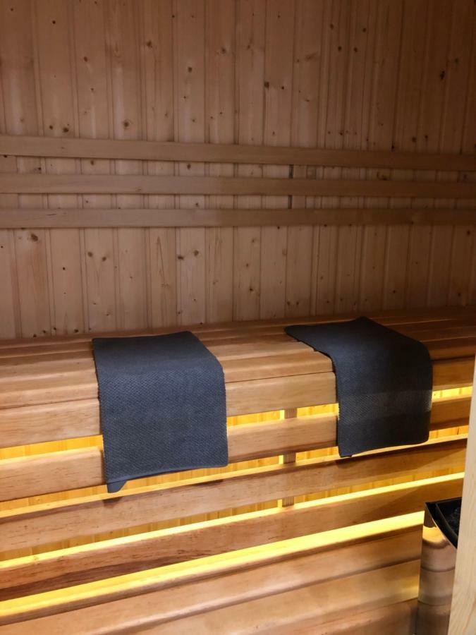 Family & Business Sauna Apartments Rynek Centrum Downtown - 2 Bedroom With Private Sauna, Balcony, Parking キェルツェ エクステリア 写真