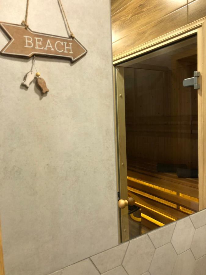 Family & Business Sauna Apartments Rynek Centrum Downtown - 2 Bedroom With Private Sauna, Balcony, Parking キェルツェ エクステリア 写真