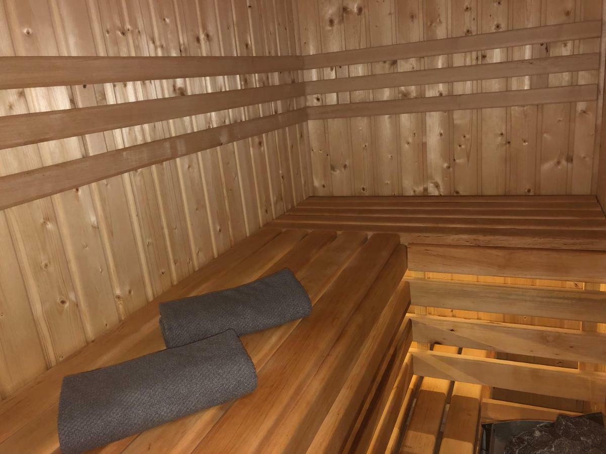 Family & Business Sauna Apartments Rynek Centrum Downtown - 2 Bedroom With Private Sauna, Balcony, Parking キェルツェ エクステリア 写真