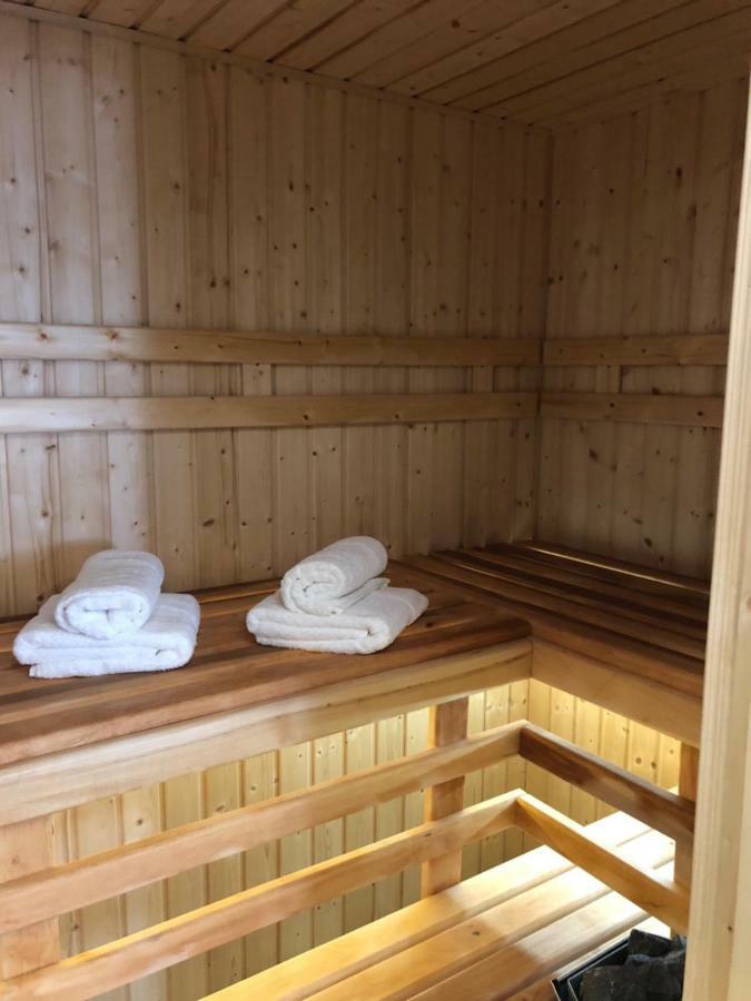 Family & Business Sauna Apartments Rynek Centrum Downtown - 2 Bedroom With Private Sauna, Balcony, Parking キェルツェ エクステリア 写真